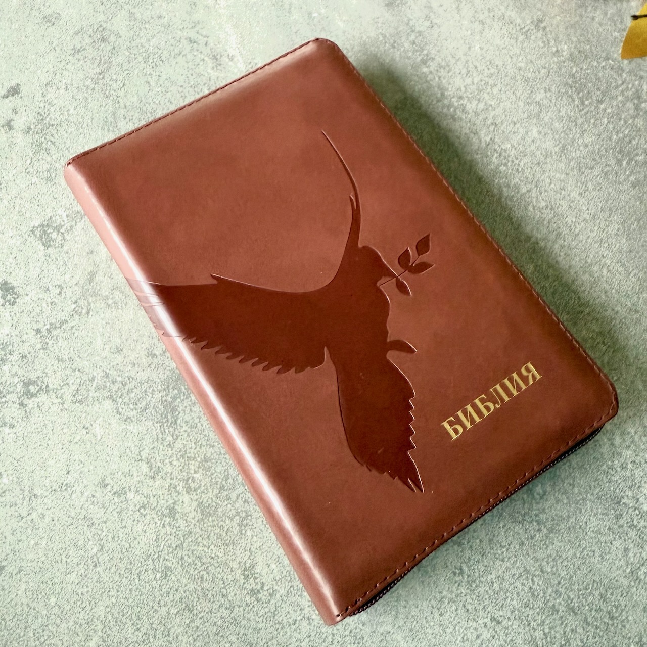 Библия 048 zti код 25048-23  дизайн "термо штамп голубь", кожаный переплет на молнии с индексами, цвет коричневый, формат 125*195 мм
