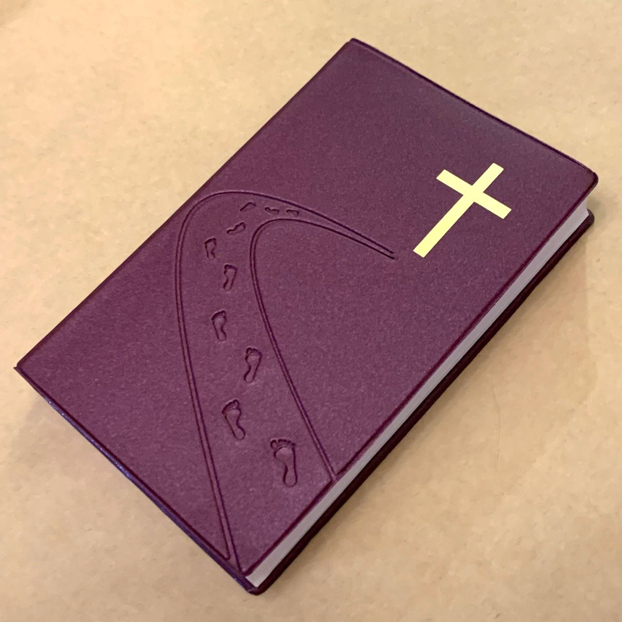 Библия 055 код C3 7115 переплет из искусственной кожи, цвет фиолетовый металлик, дизайн "дорога ко Кресту", надпись "Библия" с торца, средний формат, 140*213 мм, параллельные места по центру страницы, крупный шрифт