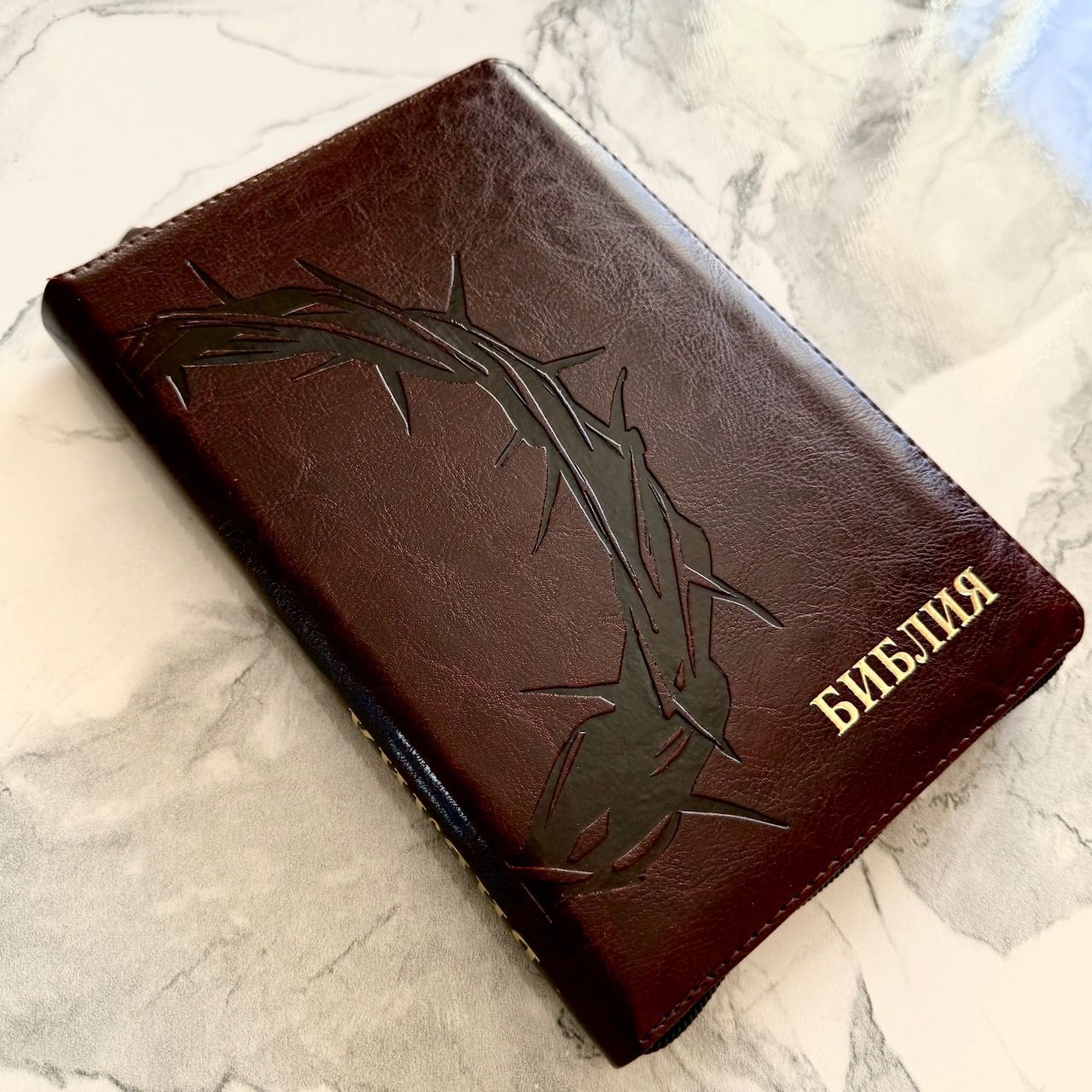 Библия 055z код 26055-35 термо штамп "терновый венец", переплет из эко кожи на молнии, цвет темно-бордовый, средний формат, 143*220 мм