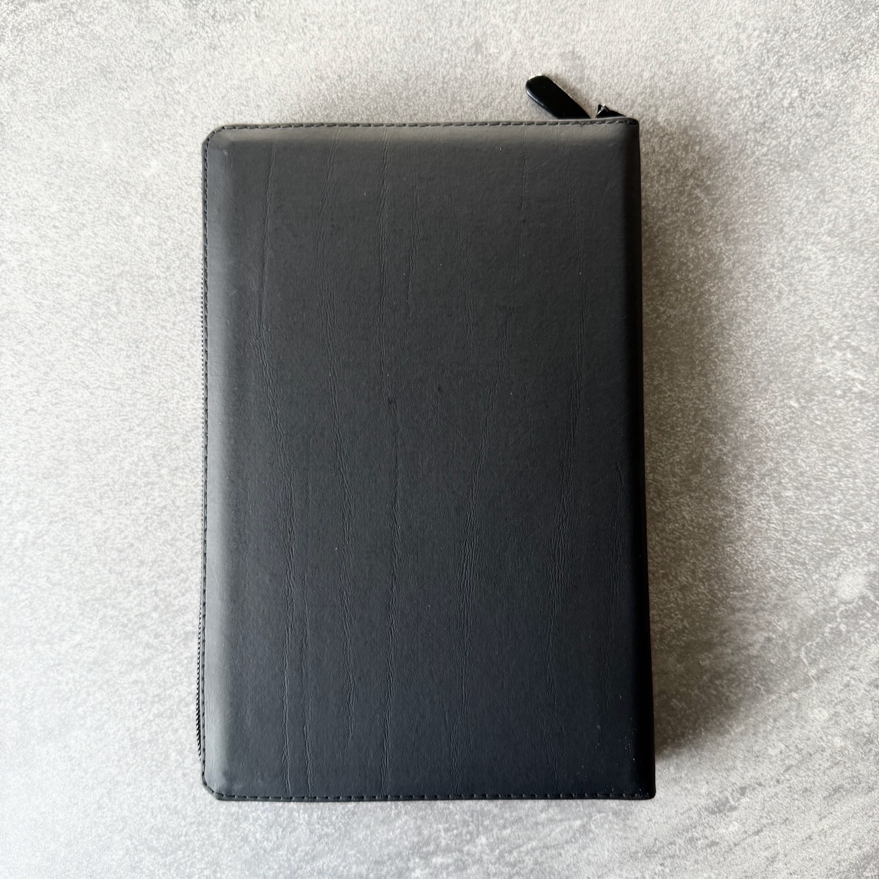 Библия 055z код 25055-16 "Библия с вензелем", кожаный переплет на молнии, цвет черный гладкий, средний формат, 143*220 мм