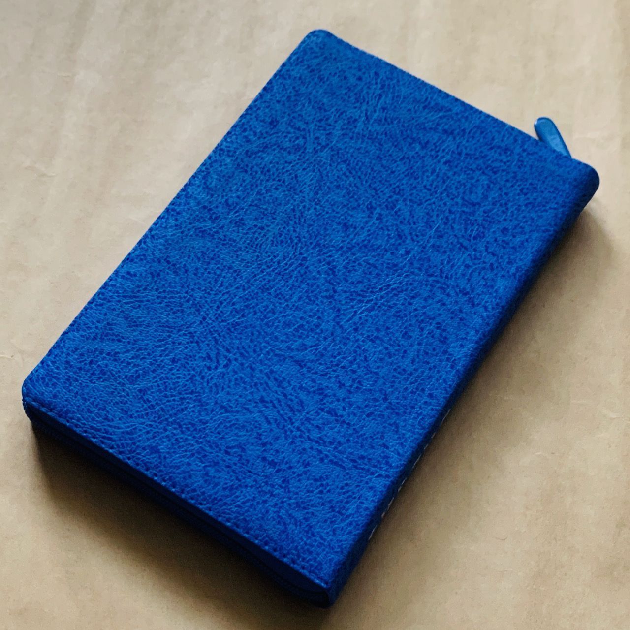 Библия 055 zti код F6 7075 переплет из искусственной кожи на молнии с индексами, цвет синий бархат-капли, дизайн "голубь", средний формат, 143*220 мм, паралельные места по центру страницы, серебряный обрез, крупный шрифт