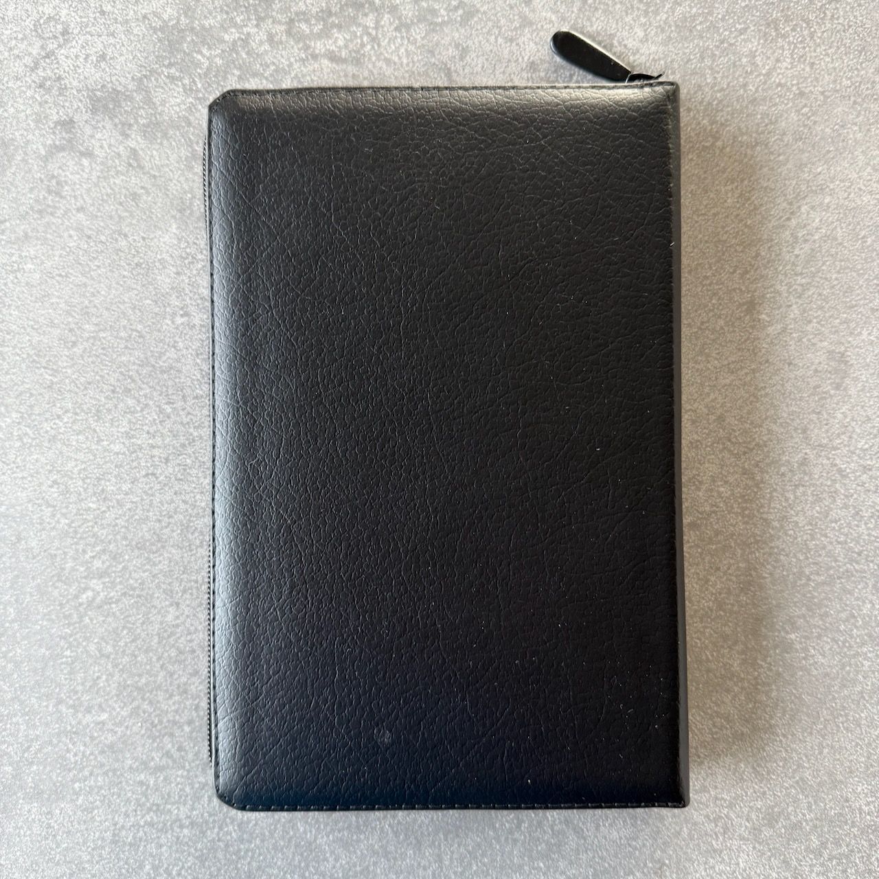 Библия 055z код 26055-8 кожаный переплет на молнии, цвет черный матовый пятнистый, дизайн золотой лев, средний формат, 143*220 мм