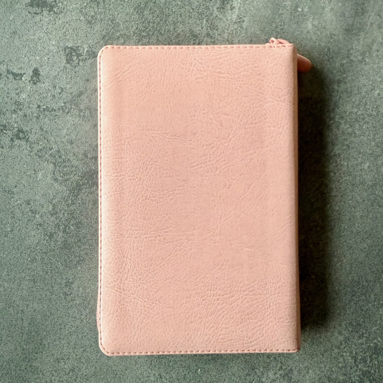 Библия 048 zti код 25048-29  дизайн "золотое сердце", переплет из искусственной кожи на молнии с индексами, цвет персиковый , формат 125*195 мм