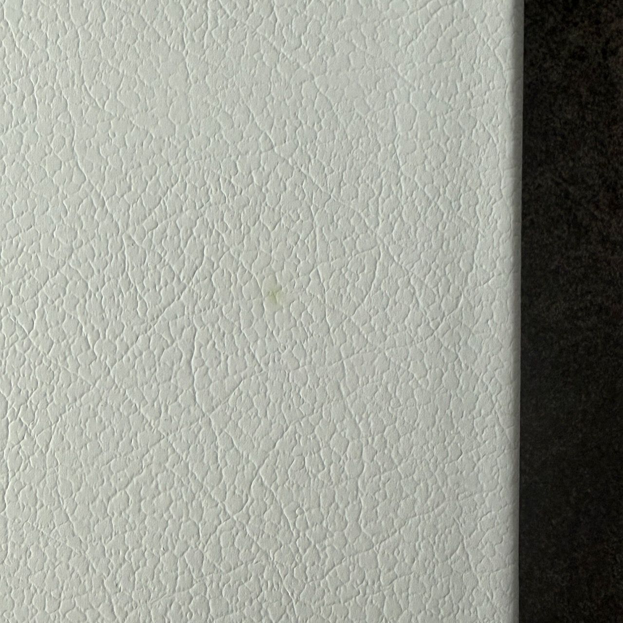 Дисконт 2. Зеленая еле заметная точка на задней обложке. Библия 048 код 25048-21 дизайн "Библия с вензелем", кожаный переплет, цвет белый пятнистый, формат 125*195 мм