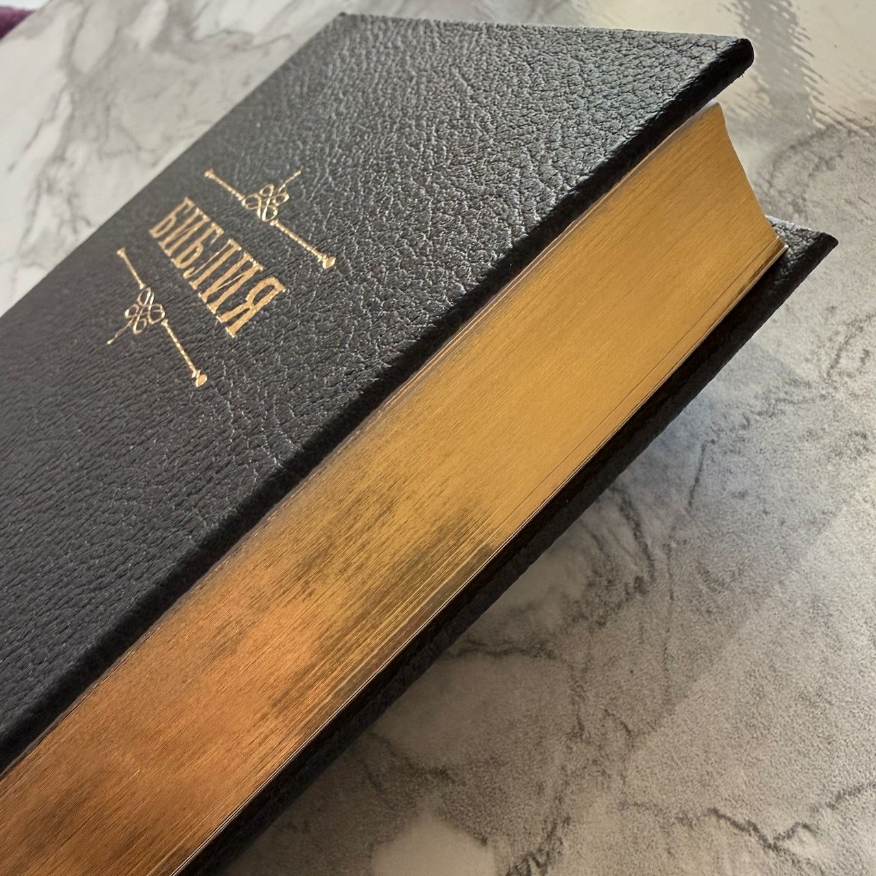 Библия 055 код 26055-49 дизайн "Библия с вензелем", твердый переплет обтянутый эко кожей, цвет черный, средний формат, 143*220 мм