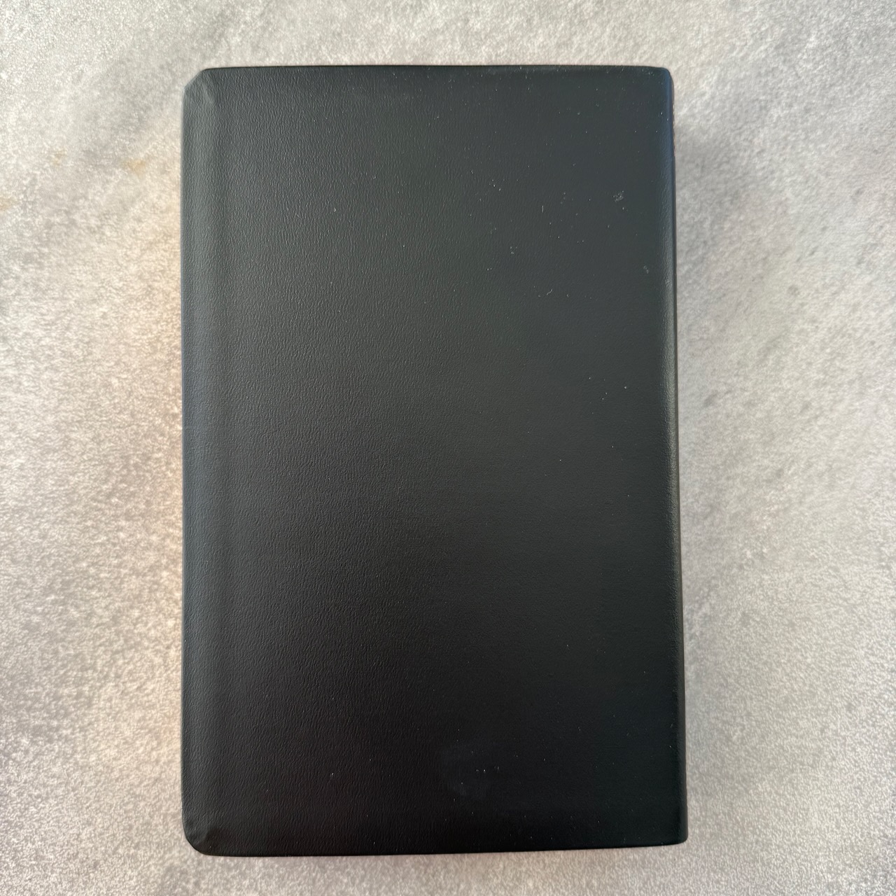 Библия Геце 057, код 25057-11, цвет черный гладкий, кожаный переплет, золотой обрез, две закладки, цветные карты, приложение Библейский спутник, размер 140*216 мм