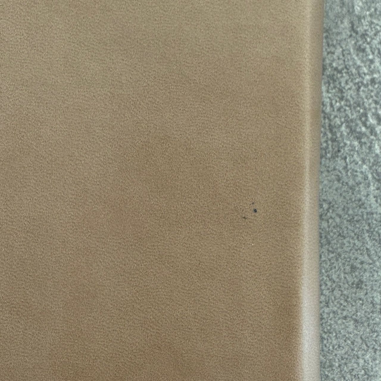 Дисконт. Черные точки на задней стороне обложке справа от центра. Библия 076zti код 25076-36, термо штамп "Терновый венец", переплет из эко кожи на молнии с индексами,  цвет серо-бежевый, размер 170x240 мм