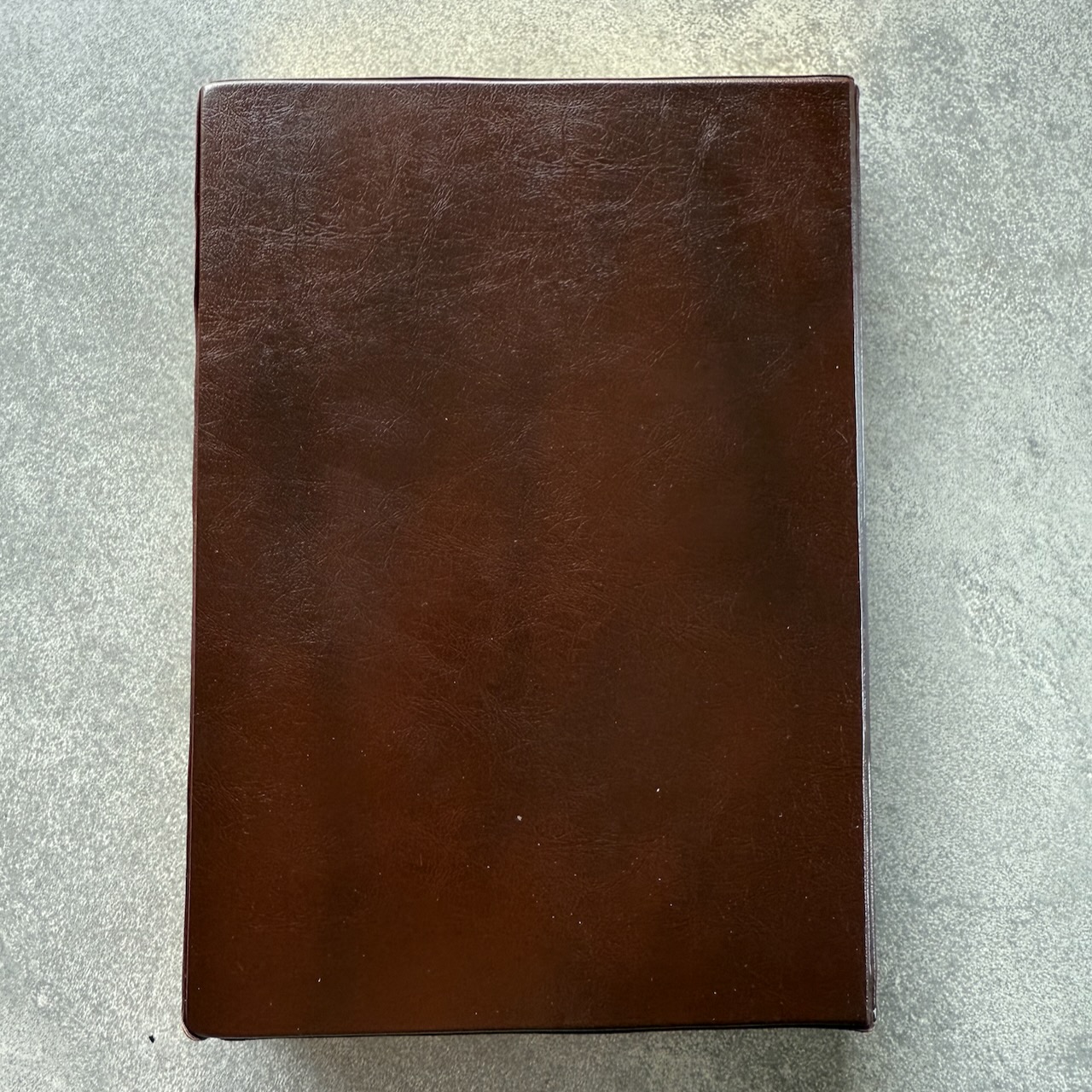 Библия 076ti код 25076-8,  "Семейная библия", мягкий переплет из эко кожи с индексами,  цвет темно-коричневый, размер 170x240 мм