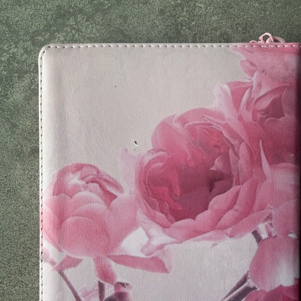 Дисконт серая точка на задней стороны обложки. Библия 055zti код 24055-7 цветная печать "Розы" переплет из искусственной кожи на молнии с индексами, формат 143*220 мм, цветной обрез