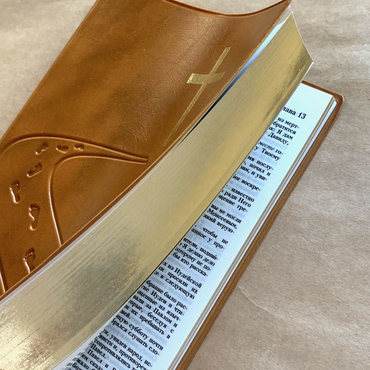 Библия 055 код B4 7073 переплет из искусственной кожи, цвет янтарь дизайн "дорога ко Кресту", надпись "Библия" с торца, средний формат, 140*213 мм, параллельные места по центру страницы, золотой обрез, крупный шрифт