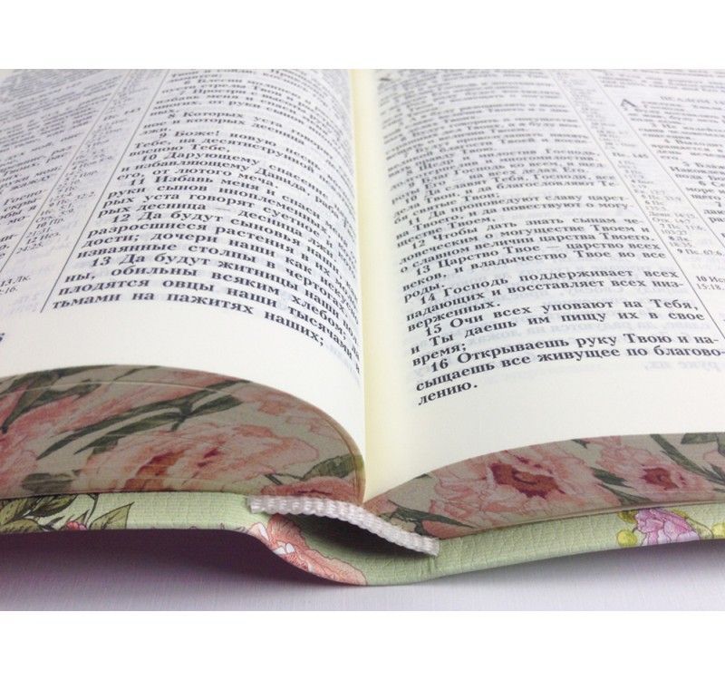 Библия 055 ti код 11551_5  переплет из эко кожи , изображение букета розово-сиреневых цветов и надпись "Библия", средний формат, 145*205 мм, парал. места по центру страницы, кремовые страницы, обрез салатовый с изображением цветов, индексы,  крупный шрифт