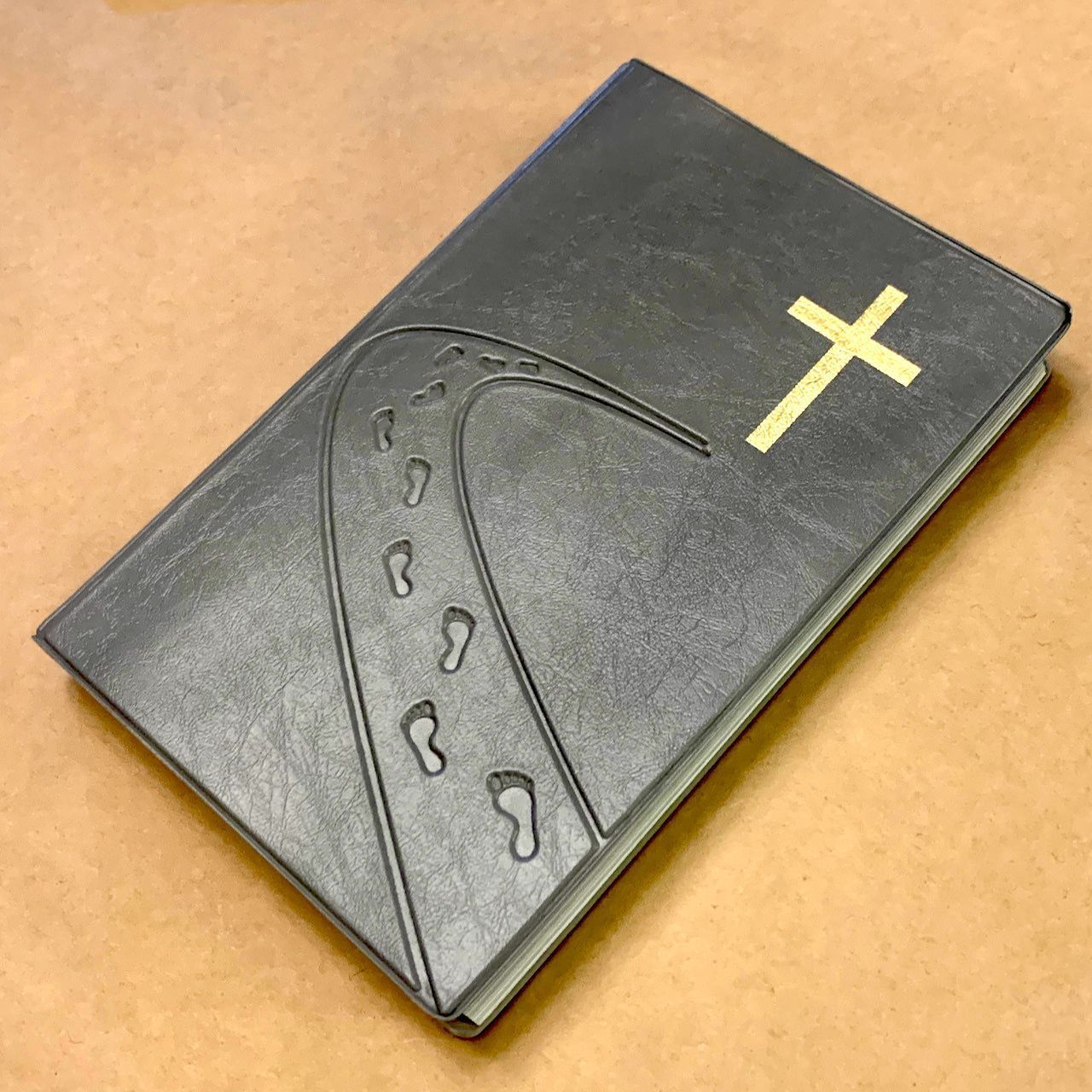 Библия 055 код B3 7073 переплет из искусственной кожи, цвет серебристый с рельефом, дизайн "дорога ко Кресту", надпись "Библия" с торца, средний формат, 140*213 мм, параллельные места по центру страницы, серебряный обрез, крупный шрифт