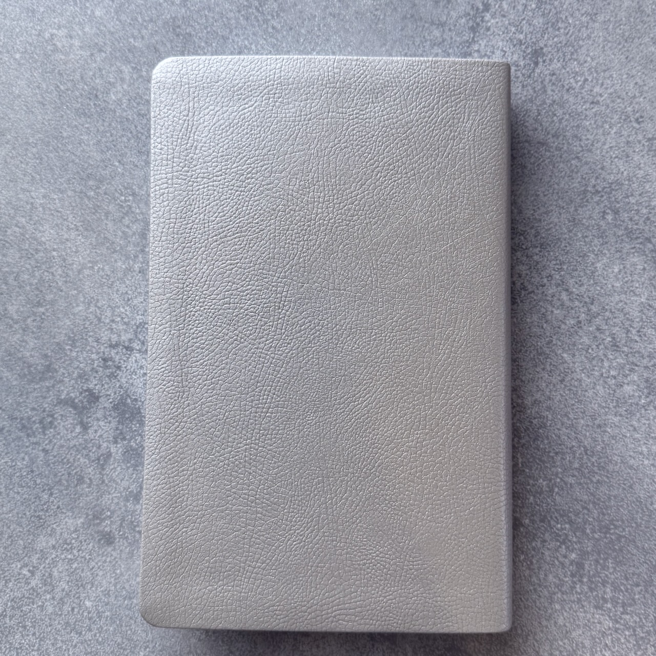 Библия 055 код 25055-65 дизайн "Библия с вензелем", переплет из эко кожи, цвет серебристый, средний формат, 143*220 мм