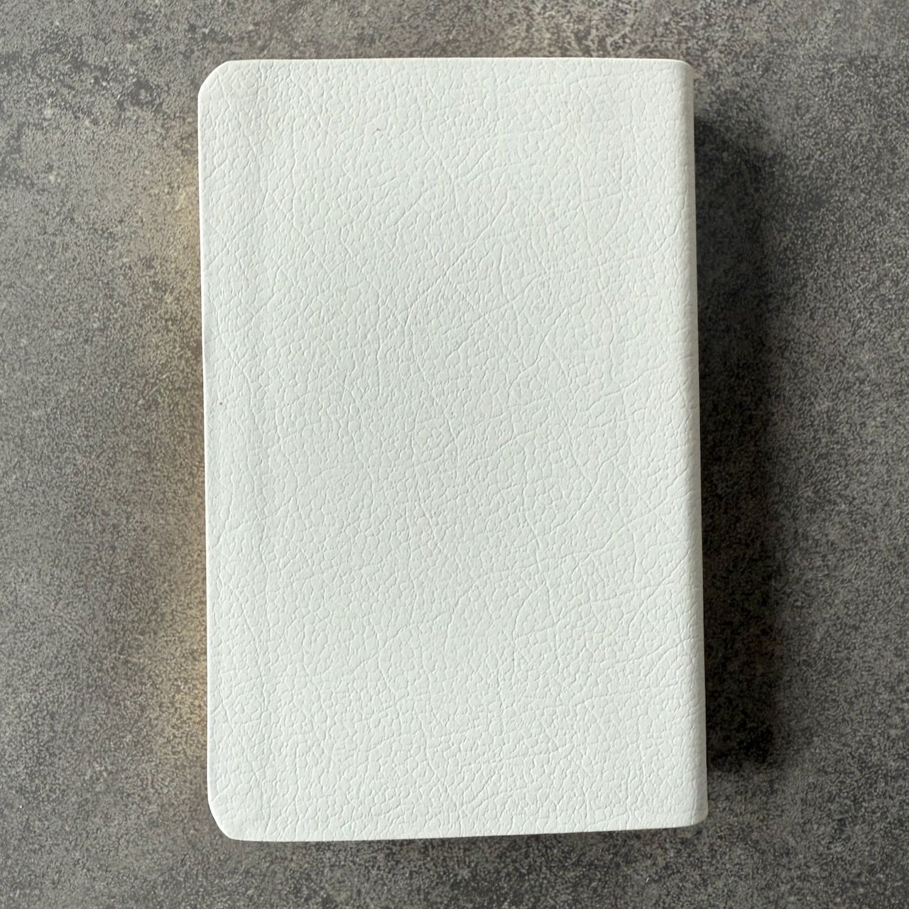 Дисконт 2. Зеленая еле заметная точка на задней обложке. Библия 048 код 25048-21 дизайн "Библия с вензелем", кожаный переплет, цвет белый пятнистый, формат 125*195 мм