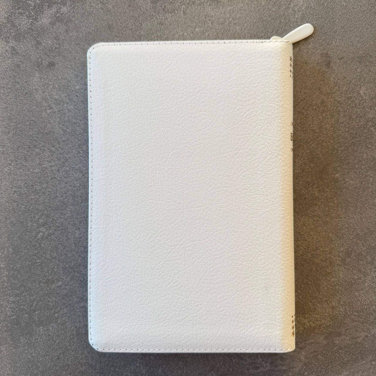 Дисконт №1 маленькая  синяя точка на задней стороне обложке. Библия Геце 057z, код 25057-22,  цвет белый пятнистый, кожаный переплет на молнии, золотой обрез, две закладки, цветные карты, приложение Библейский спутник, размер 145*220 мм