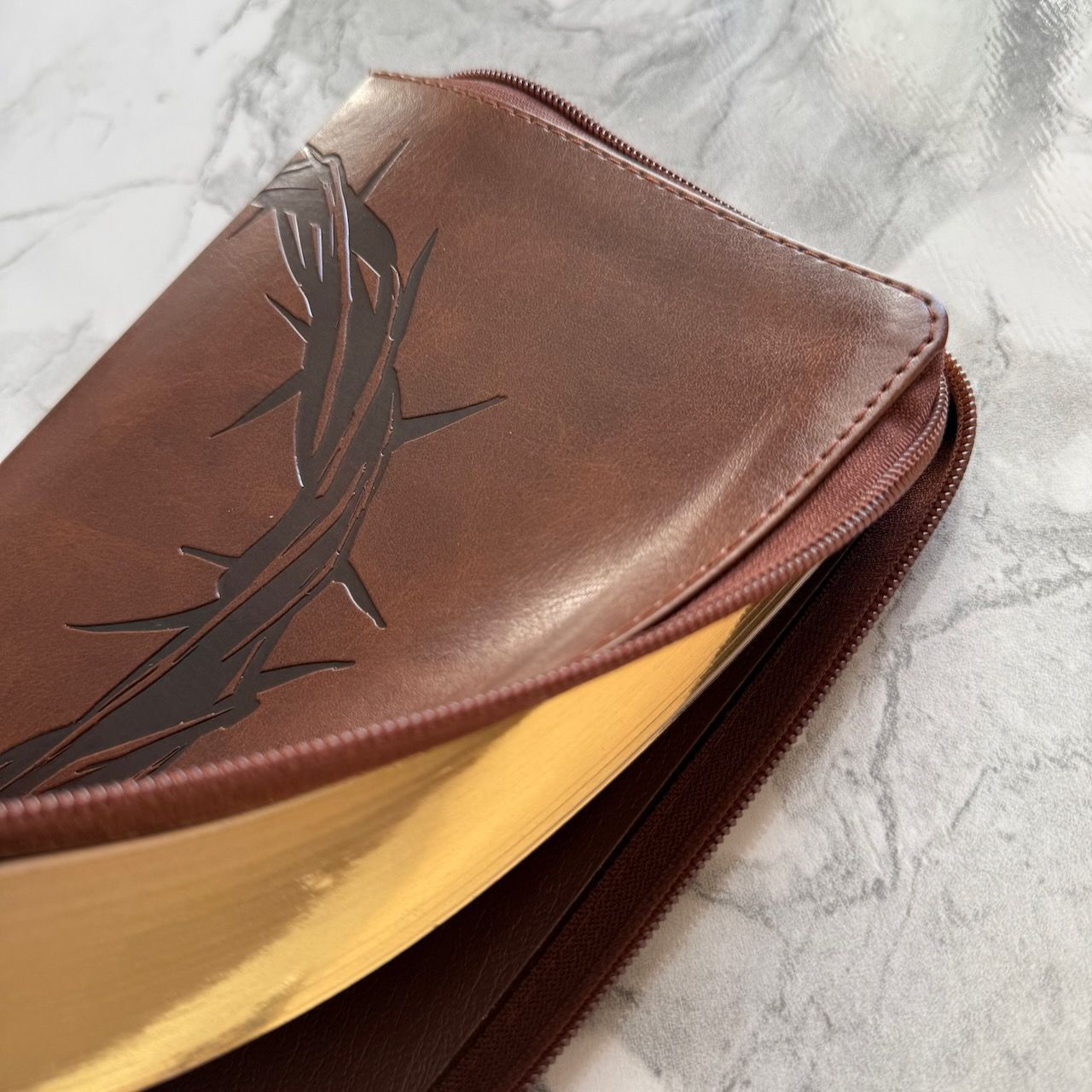 Библия 055z код 26055-34 термо штамп "терновый венец", переплет из эко кожи на молнии, цвет темно-коричневый, средний формат, 143*220 мм