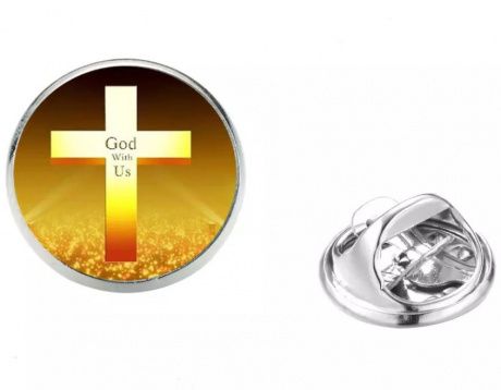 Значок металлический  в форме круга из полимерной 3Д заливки Крест  с надписью "God with us", цвет "серебро", диаметр 16 мм