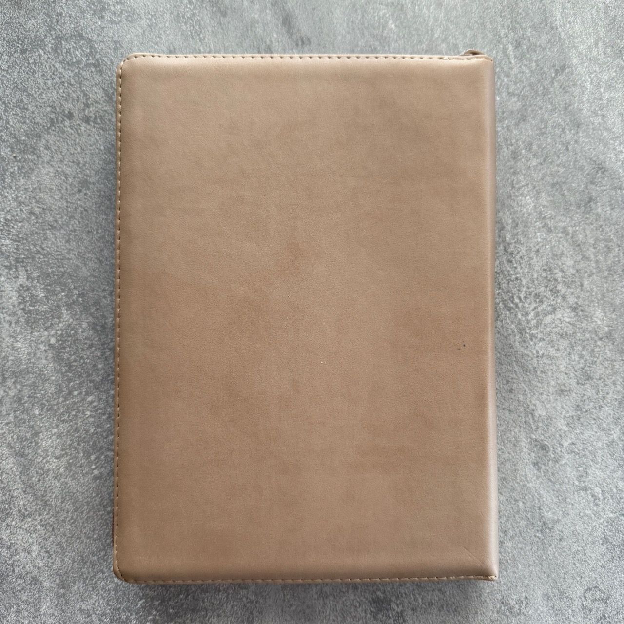 Дисконт. Черные точки на задней стороне обложке справа от центра. Библия 076zti код 25076-36, термо штамп "Терновый венец", переплет из эко кожи на молнии с индексами,  цвет серо-бежевый, размер 170x240 мм