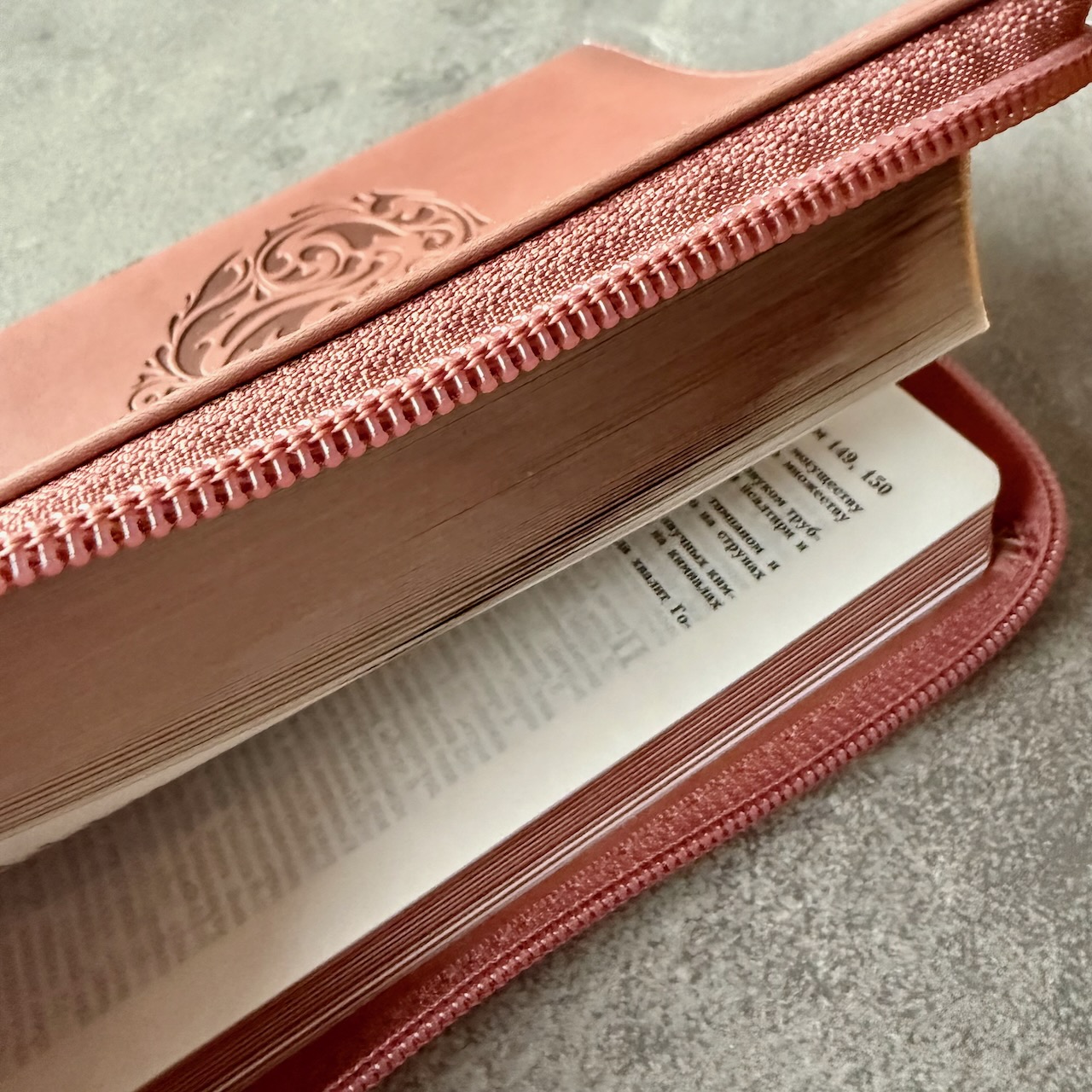 Библия 048 z код 25048-36 дизайн "термо штамп сердце", переплет из эко кожи на молнии, цвет персиковый, формат 125*195 мм