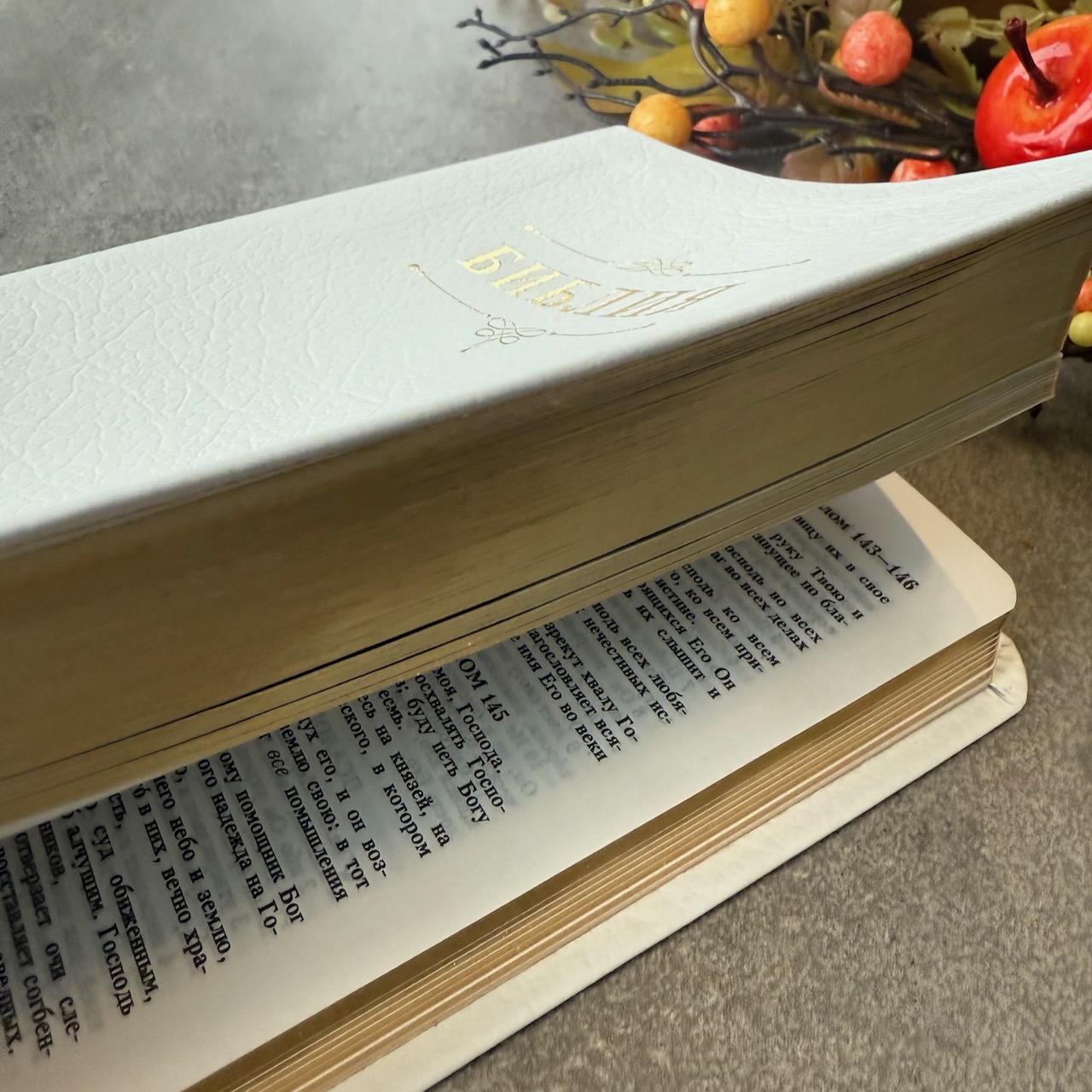 Дисконт. Белое пятнышко на лицевой обложке справа по центру. Библия 048 код 25048-21 дизайн "Библия с вензелем", кожаный переплет, цвет белый пятнистый, формат 125*195 мм