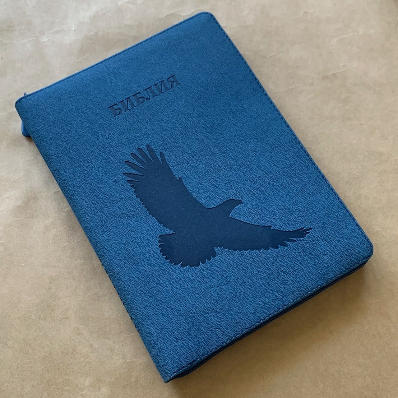 Библия 076z код E2, дизайн "орел", переплет из искусственной кожи на молнии, цвет синий мрамор матовый, размер 180x243 мм